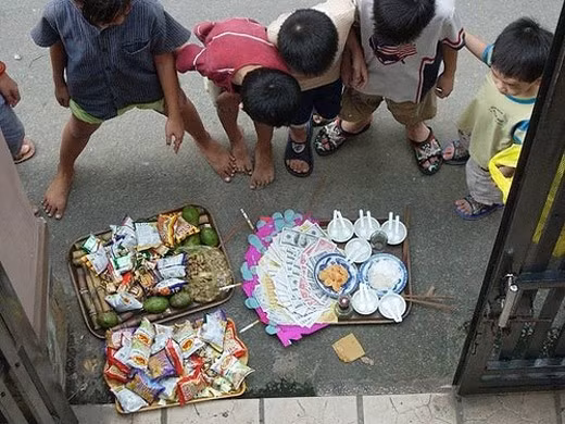 Vào mỗi dịp cúng rằm tháng 7 trên MXH lại xuất hiện không ít những màn "giật cô hồn" mà bản thân gia chủ chưa hiểu chuyện gì xảy ra.