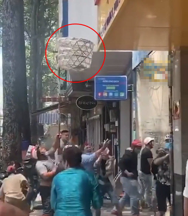 Hình ảnh một nhóm người đến giật đồ cúng hoặc gia chủ tung đồ ra đường cho đám đông mặc sức tranh giành là hình ảnh thường thấy vào mỗi dịp cúng cô hồn.