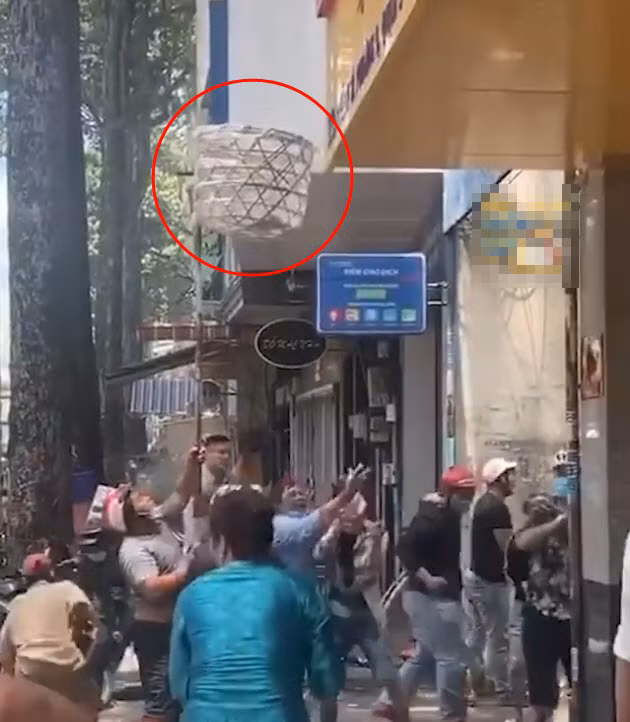 Hình ảnh một nhóm người đến giật đồ cúng hoặc gia chủ tung đồ ra đường cho đám đông mặc sức tranh giành là hình ảnh thường thấy vào mỗi dịp cúng cô hồn.