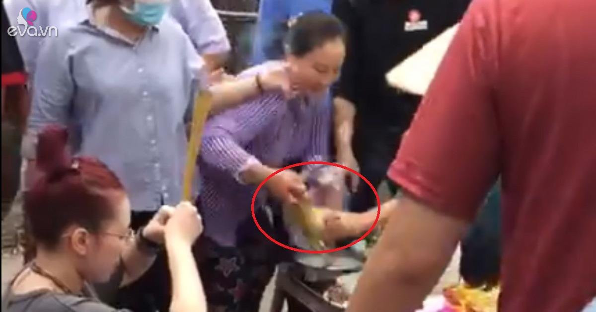 Sau khi đoạn clip được chia sẻ lên MXH netizen tỏ ra buồn cười bởi giữa một đám người đang giật giành xô bồ ấy, vị nữ gia chủ kia vẫn giữ được nét bình thản, trang trọng của mình mà tiếp tục công việc khấn vái. Ảnh: Tổng hợp