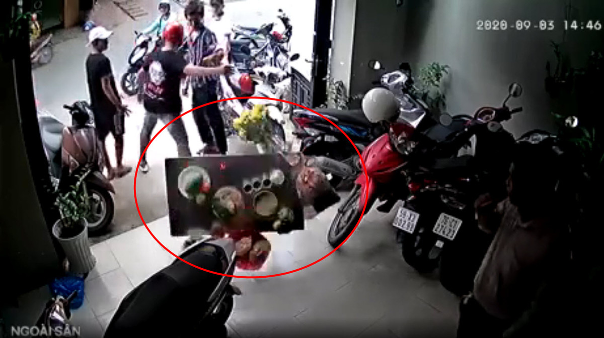 Đoạn clip ghi lại cảnh một nhóm "giật cô hồn" hất văng cả mâm cúng ngay trước mặt gia chủ từng khiến nhiều người ngán ngẩm.