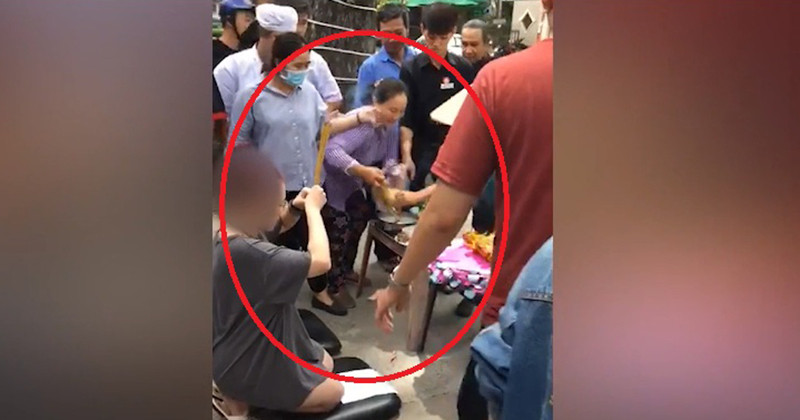 Đến khi cô ấy đốt vài nén hương, đưa lên trán khấn vái, chưa kịp cắm xuống thì đã bị đám người kia xông vào giành giật đồ lễ tán loạn. Bầu không khí lúc này căng thẳng hơn bao giờ hết.