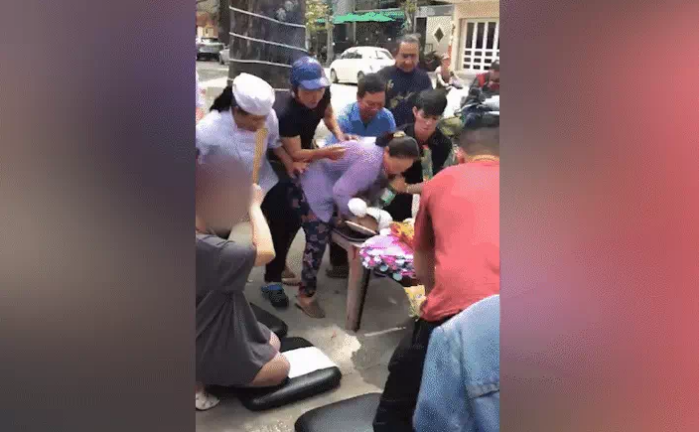 Cách đây không lâu trên MXH lan truyền một đoạn clip mô tả khá chân thực lại hành vi giật cô hồn ngày nay, khiến không ít người phải lắc đầu khó hiểu.