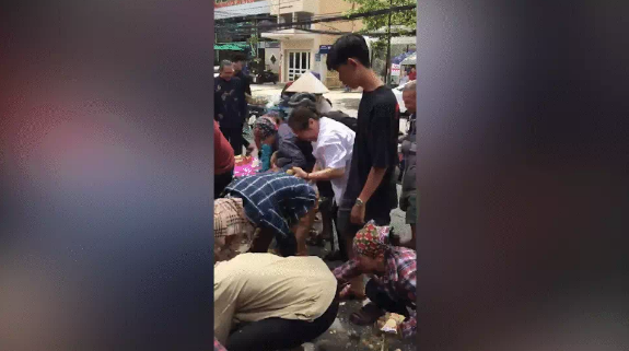 Trong clip chúng ta dễ dàng nhận gia, vị nữ gia chủ khi đang chuẩn bị cúng cô hồn nhân dịp rằm tháng 7 thì đã có rất nhiều người vây quanh chực chờ.