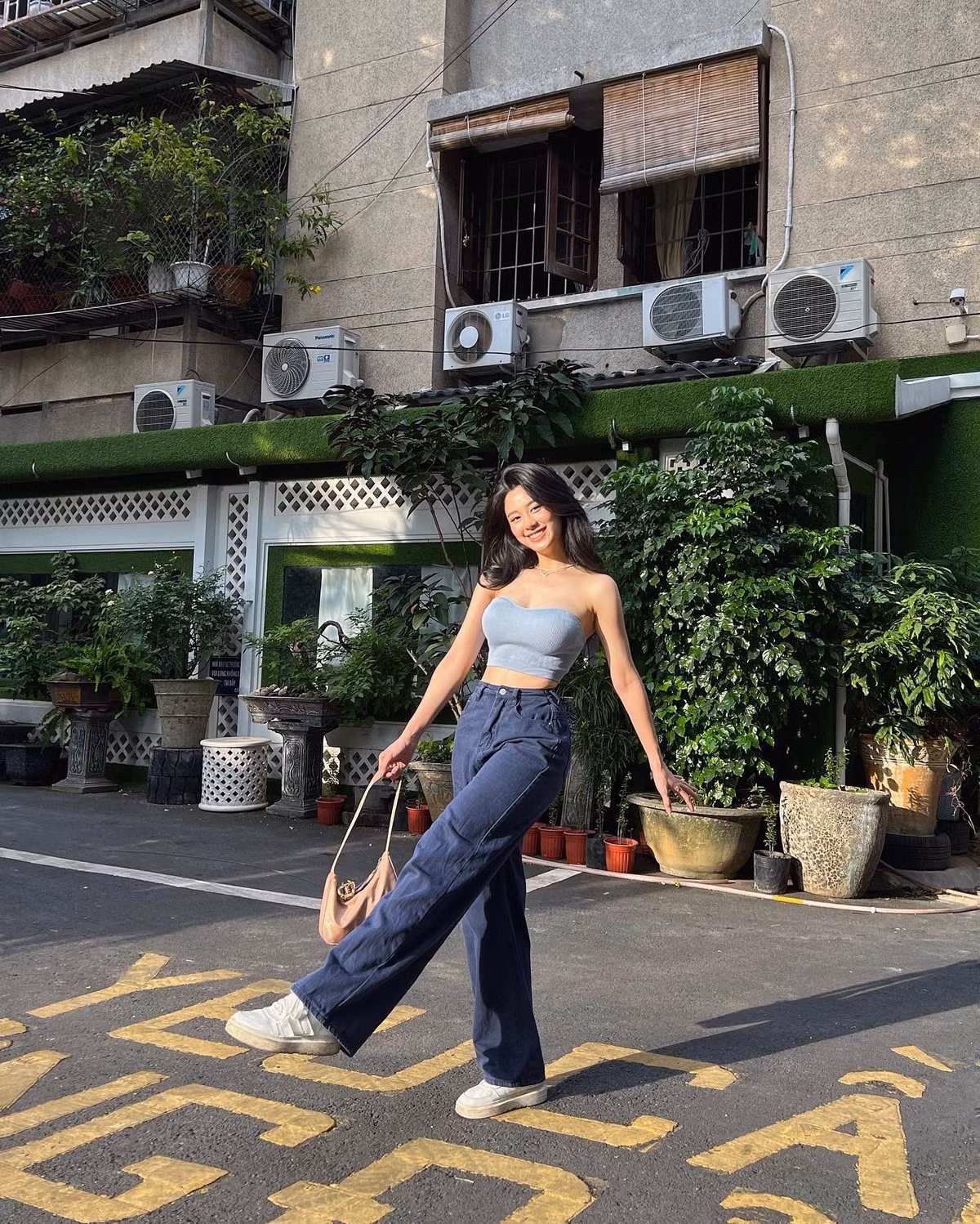 Vẻ đẹp của Hàn Hằng được đánh giá là vừa gợi cảm, bốc lửa lại vừa tràn đầy năng lượng.