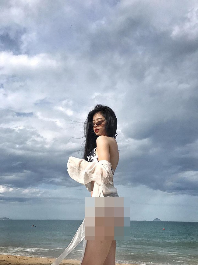 Ở thời điểm đó, dù xuất hiện với gương mặt mộc, cách ăn mặc giản dị nhưng nàng hot girl Thanh Hóa này vẫn thu hút sự chú ý bởi nhan sắc xinh đẹp.