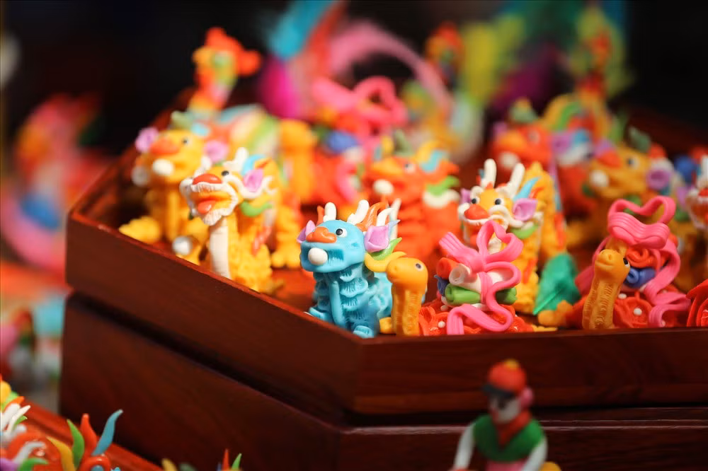 Ngoài đèn ông sao là món đồ chơi Trung thu quá đỗi quen thuộc đối với tuổi thơ mỗi người thì tò he cũng là đồ chơi truyền thống được các bạn nhỏ thích thú.