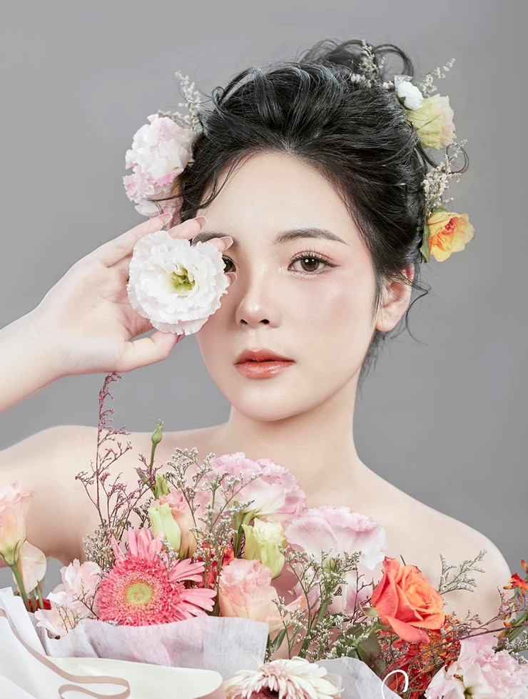 Một cô gái khác quê Lạng Sơn cũng đang được chú ý là Tàng Tường Vy. Cô đang theo học khoa Thanh nhạc - Piano trường Đại học Sư phạm Nghệ thuật Trung ương.