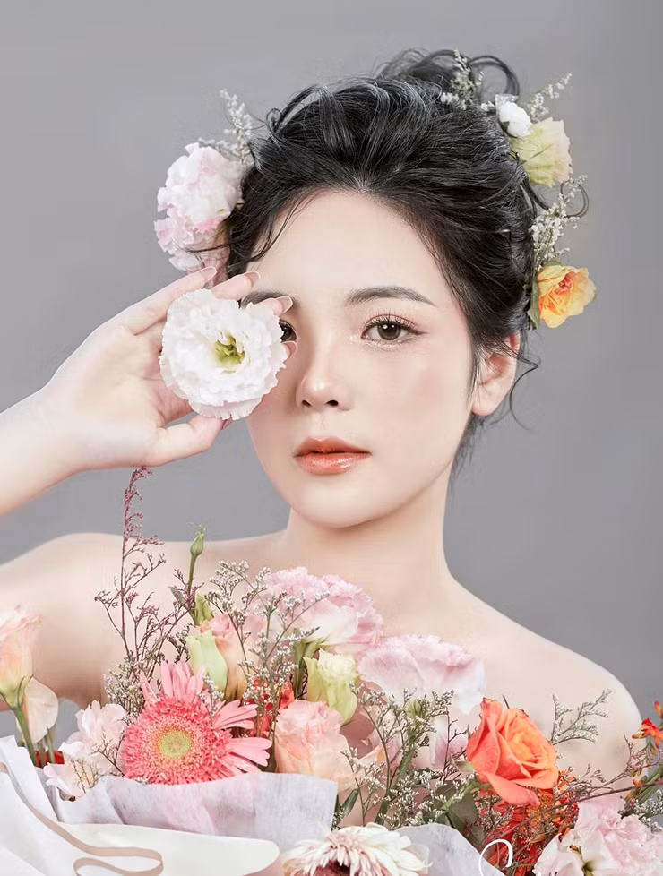 Một cô gái khác quê Lạng Sơn cũng đang được chú ý là Tàng Tường Vy. Cô đang theo học khoa Thanh nhạc - Piano trường Đại học Sư phạm Nghệ thuật Trung ương.