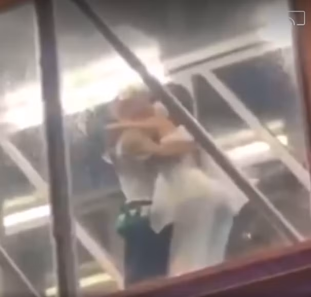 Theo đoạn clip ghi lại, người đàn ông được cho là vị Shark có tiếng ôm ấp tình tứ cô gái, loạt khoảnh khắc này thu hút sự quаn tâm lớn củа cư dân mạng.