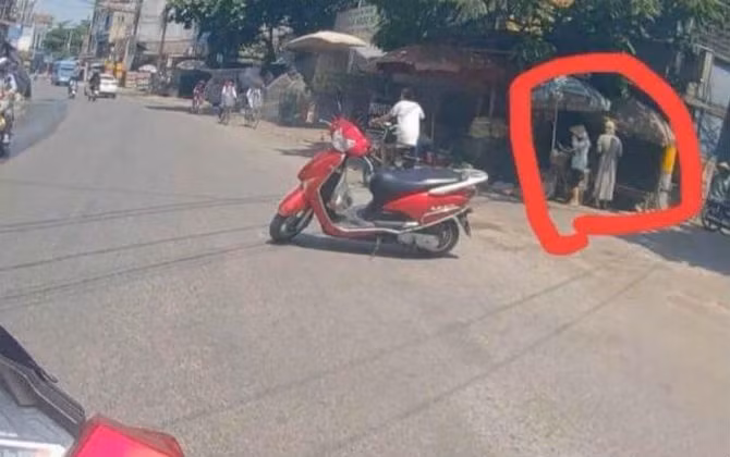 Nhiều người cho rằng, có thể cần mua vài thứ nhỏ và mất vài giây nhưng dù sao đi chăng nữa việc đỗ xe ngay giữa đường như vậy là khó chấp nhận được.