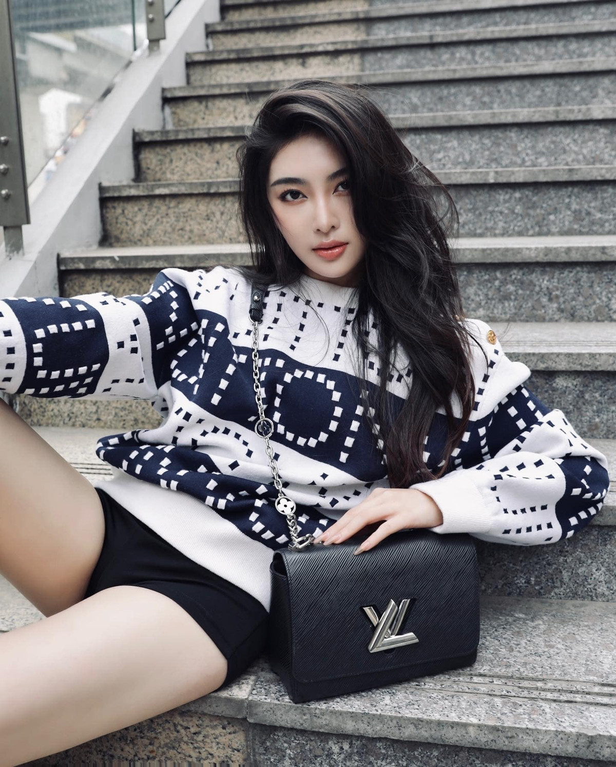 Những thông tin cho rằng Diệu Linh đang sở hữu một căn biệt thự trị giá 30 tỷ cùng nhiều tài sản giá trị như siêu xe Porsche, túi xách hàng hiệu, mỹ phẩm đắt tiền… khiến nhiều người hoài nghi.