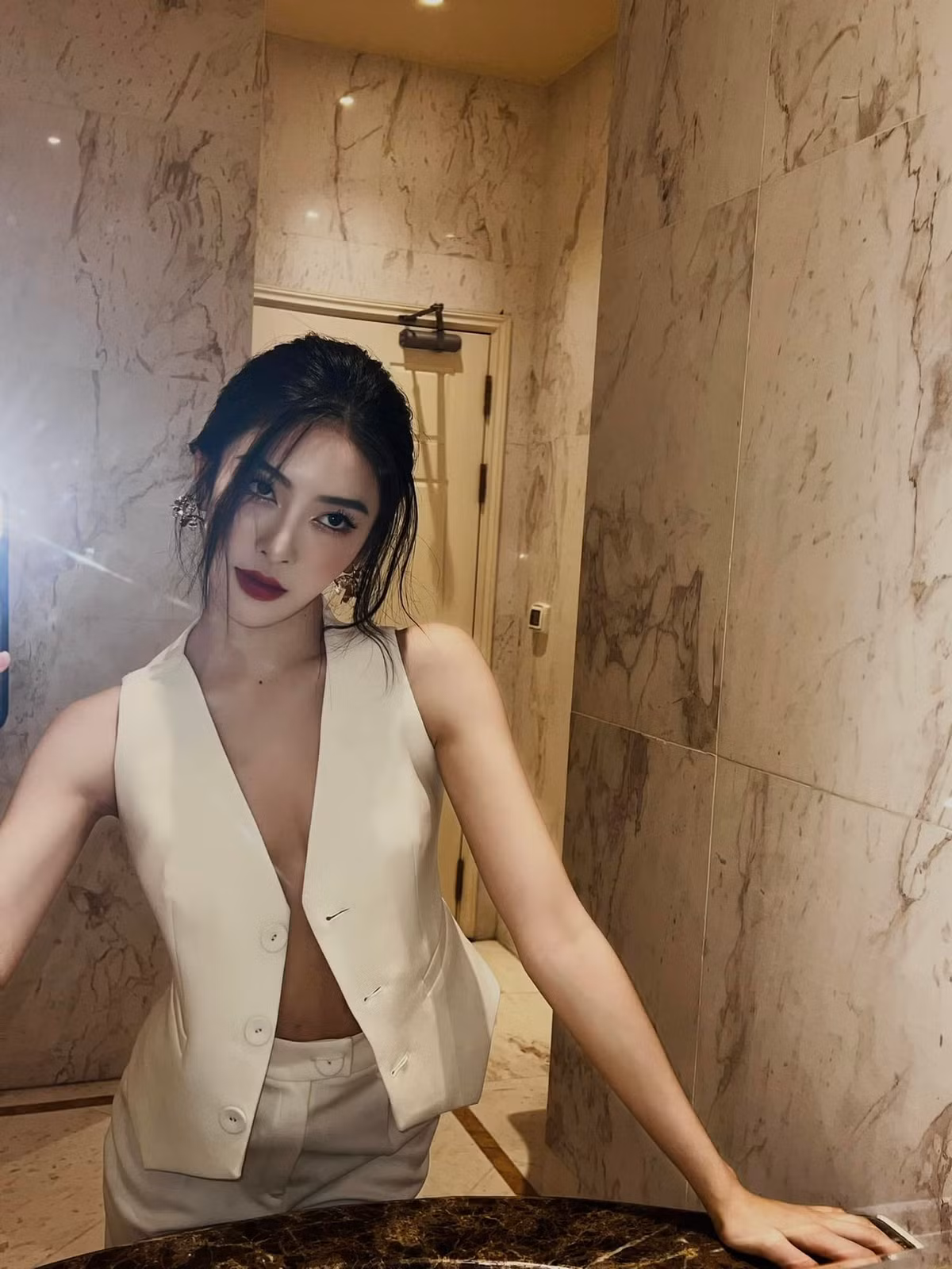 Vẻ đẹp ấn tượng, nét nào ra nét đó của cô gái mới chỉ 21 tuổi. Ảnh: FBNV