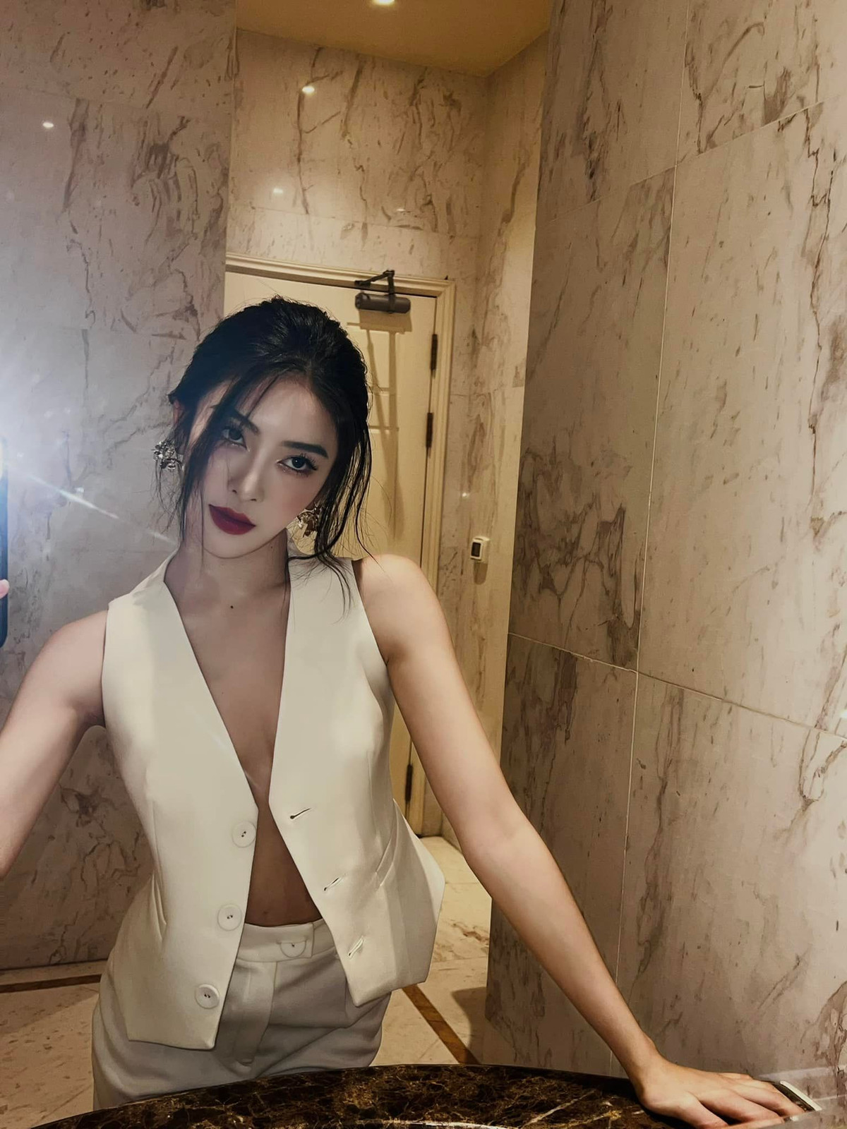 Vẻ đẹp ấn tượng, nét nào ra nét đó của cô gái mới chỉ 21 tuổi. Ảnh: FBNV