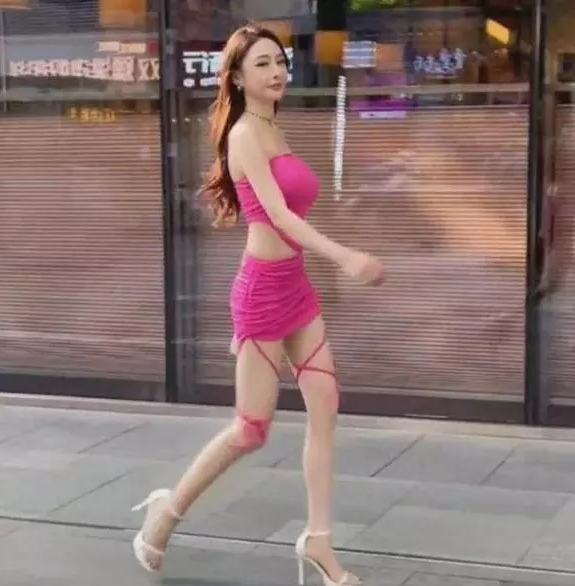 Sau khi chứng kiến hình ảnh ăn mặc phản cảm của cô gái, không ít netizen là nam nhân bình luận: "Nếu bạn gái tôi mặc ít như vậy, tôi sẽ không bao giờ cho phép cô ấy ra ngoài. Cô ấy gần như chỉ mặc đồ lót, điều này rất phản cảm".