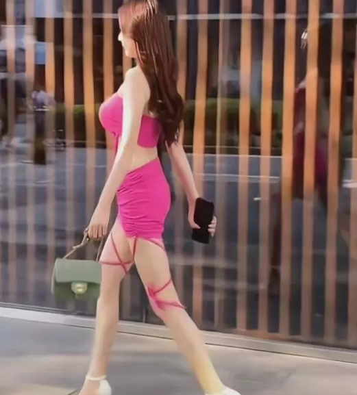 Không riêng gì gái xinh này, trên MXH từng xuất hiện không ít hình ảnh cô gái khác với trang phục mát mẻ, đi mua sắm ở nơi công cộng.