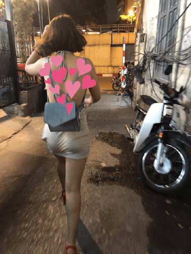 Dẫu biết rằng trời nóng nhưng không nhất thiết phải mặc áo hở cả tấm lưng như thế này ra đường. Ảnh: Tổng hợp