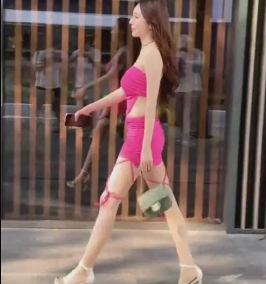 Ăn mặc mát mẻ đi mua sắm, gái xinh làm nhiều người ngán ngẩm An mac mat me di mua sam, gai xinh lam nhieu nguoi ngan ngam