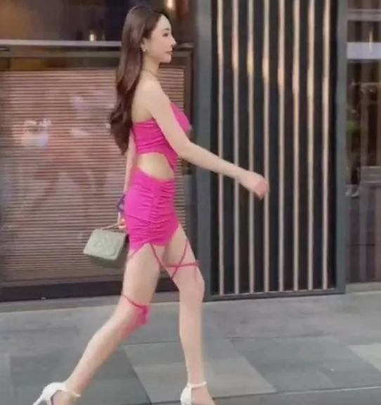 Gây ra tranh cãi trên MXH, hình ảnh cô gái ăn diện táo bạo trên lại nhận về chỉ trích nhiều hơn.