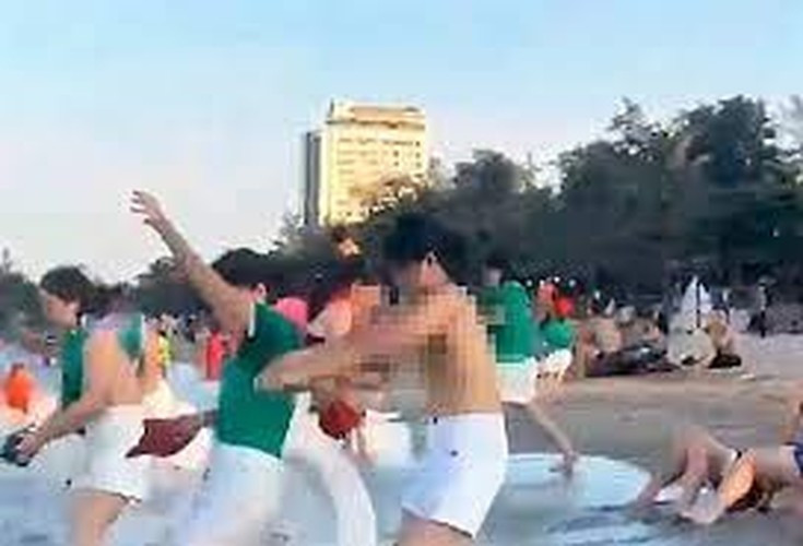Hành động phản cảm của nhóm du khách bị cộng đồng lên án, yêu cầu cơ quan chức năng vào cuộc xác minh, xử lý. Ảnh: Chụp màn hình