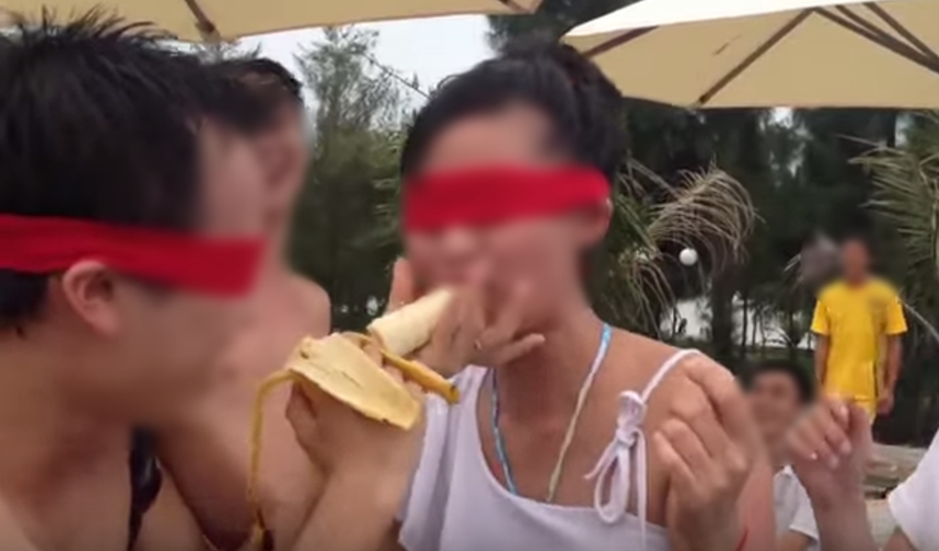 Tuy nhiên không ít tổ chức lại nghĩ ra nhiều trò chơi có phần phản cảm, không đúng thuần phong mỹ tục. Ảnh: Tổng hợp