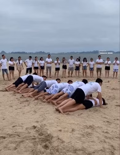 Trên mạng xã hội đã từng xuất hiện nhiều hình ảnh phản cảm về các trò chơi team building không đúng với thuần phong mỹ tục khiến nhiều người nhìn mà "đỏ mặt". Ảnh: Tin tức Quảng Ninh