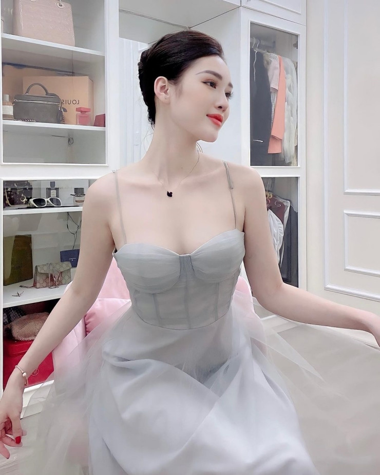 Ngoài nhan sắc, phong cách thời trang ấn tượng cũng là điểm cộng cho người đẹp hàng không này.