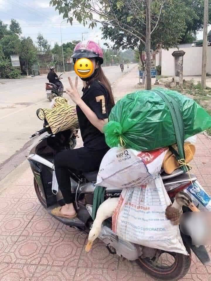 Mới đây hình ảnh hành trang của một tân sinh viên nhập học được mẹ chất đầy rẫy đồ đạc để mang đi gây sốt mạng xã hội.