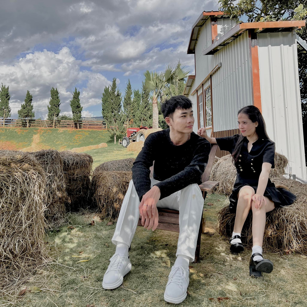 Trong một tâm sự trước đó, Anh Tú cũng tiết lộ lý do chọn việc kết hôn ở thời điểm này vì cả hai đều mong muốn sự ổn định. Từ sự ổn định về tình cảm dẫn đến việc ổn định trong hôn nhân và xa hơn là ổn định cuộc sống.