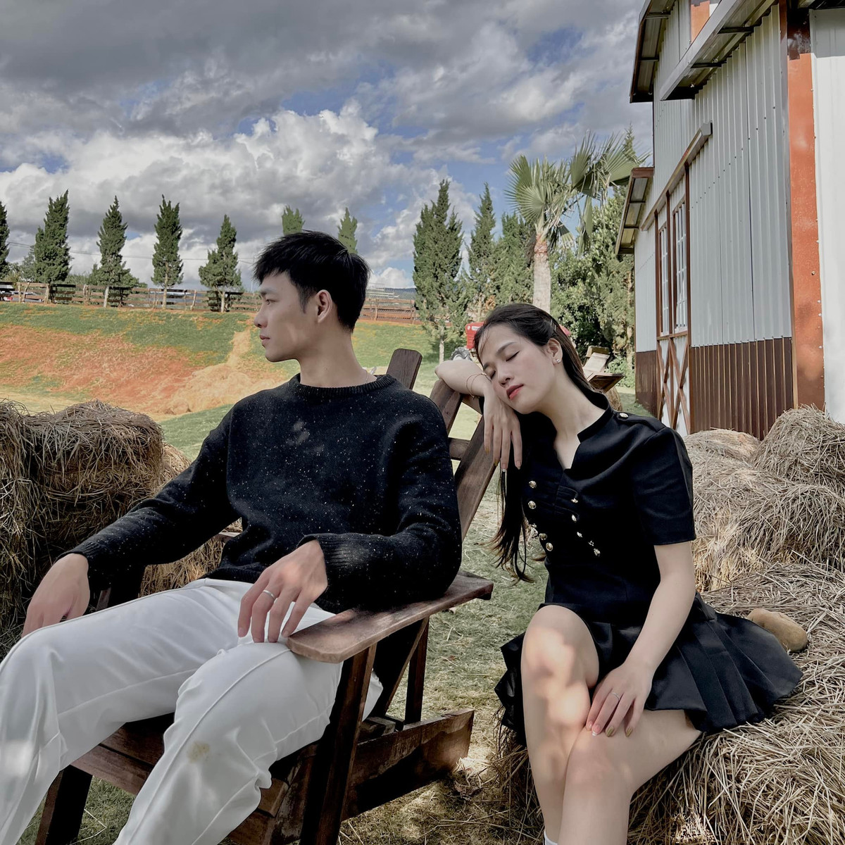 Tháng 5 vừa qua, cặp đôi đã tổ chức lễ ăn hỏi và tiệc báo hỷ tại quê nhà cô dâu ở Nghệ An. Ngày vui của họ có nhiều khách mời nổi tiếng như Quang Trung, BB Trần, Hải Triều,...