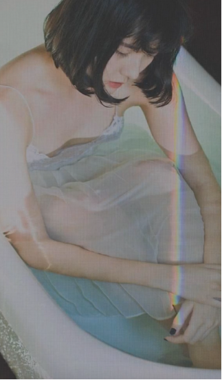 Có lẽ chính Hải Tú cũng không lường trước được những hình ảnh mình chụp sau này có thể làm dấy lên tranh cãi. Ảnh: Tổng hợp