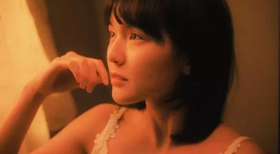 Người đẹp 9X diện áo hai dây bó sát màu trắng phối cùng chân váy xếp ly đồng điệu tạo nên vẻ đẹp vừa gợi cảm, vừa ngây thơ.