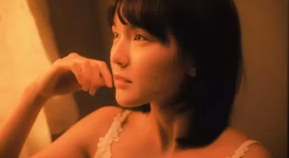 Người đẹp 9X diện áo hai dây bó sát màu trắng phối cùng chân váy xếp ly đồng điệu tạo nên vẻ đẹp vừa gợi cảm, vừa ngây thơ.