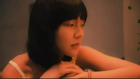 Trong bộ hình này, gái xinh Hải Tú khoe vẻ đẹp mong manh theo phong cách nàng thơ vốn có của cô.