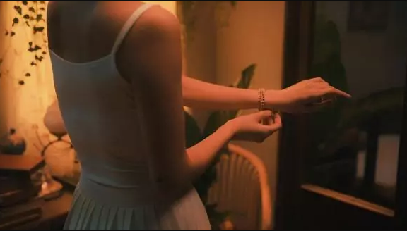 Sau khi đăng tải, bộ ảnh của Hải Tú đã khiến cư dân mạng nhớ về loạt khoảnh khắc bán nude tai tiếng một thời của cô.