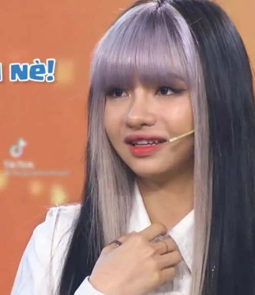 Dù được khen ngợi chịu khó tương tác, tích cực tham gia các trò chơi nhưng gây chú ý hơn cả chính là nhan sắc của Bùi Thảo Ly.