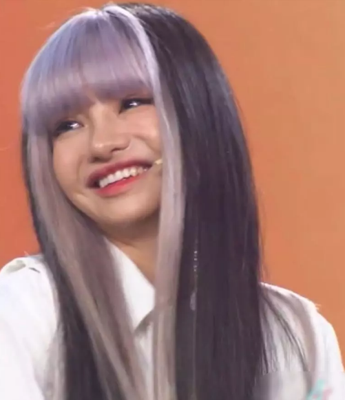 Mũi của cô nàng bị nhận xét thiếu đi sự hài hòa, tự nhiên so với ảnh tự đăng. Ngoài ra, gương mặt của cô cũng mũm mĩm hơn hẳn so với hình sống ảo.