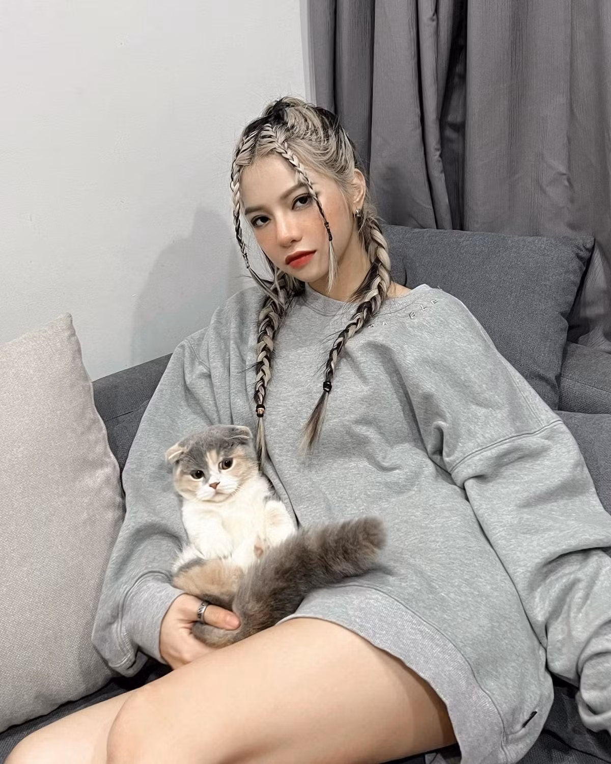 Thời gian qua TikToker Bùi Thảo Ly gây chú ý khi công khai chi 150 triệu để thẩm mỹ mũi. Tuy vậy mỗi lần xuất hiện cô nàng lại khiến nhiều người xôn xao bởi nhan sắc quá khác lạ.