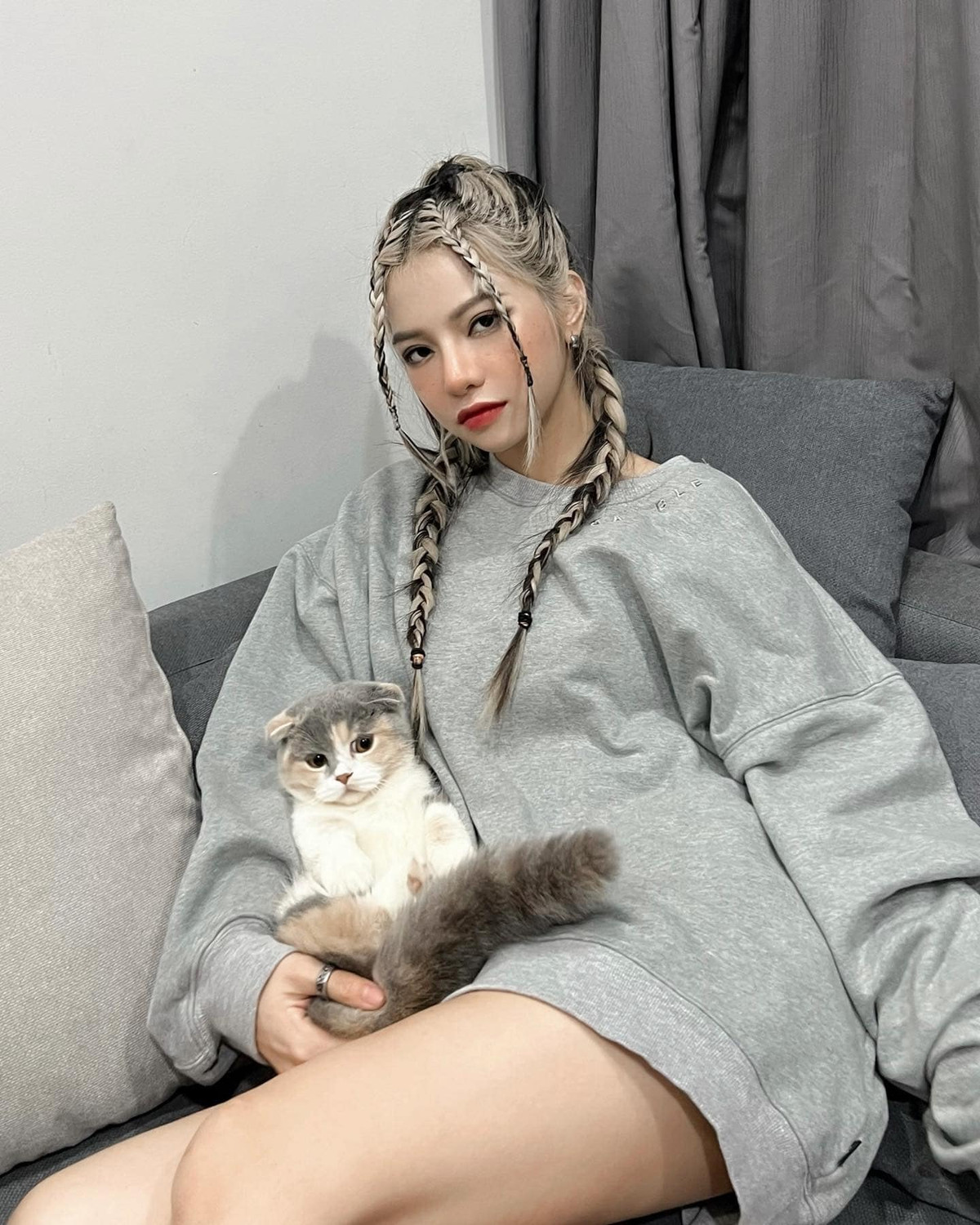 Thời gian qua TikToker Bùi Thảo Ly gây chú ý khi công khai chi 150 triệu để thẩm mỹ mũi. Tuy vậy mỗi lần xuất hiện cô nàng lại khiến nhiều người xôn xao bởi nhan sắc quá khác lạ.