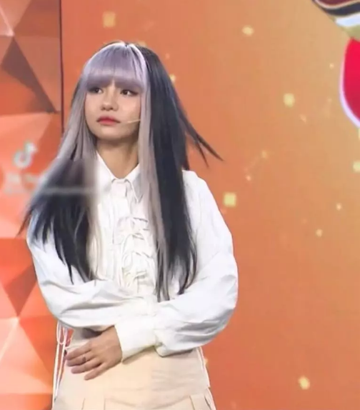 Mới đây hot girl TikTok đã xuất hiện trên sóng truyền hình khi tham gia một show giải trí. Đồng hành cùng cô còn có Ngô Đình Nam, Bông Tím,...