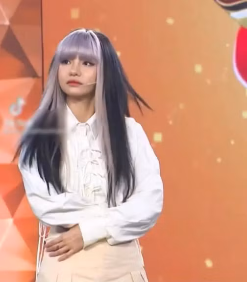 Mới đây hot girl TikTok đã xuất hiện trên sóng truyền hình khi tham gia một show giải trí. Đồng hành cùng cô còn có Ngô Đình Nam, Bông Tím,...