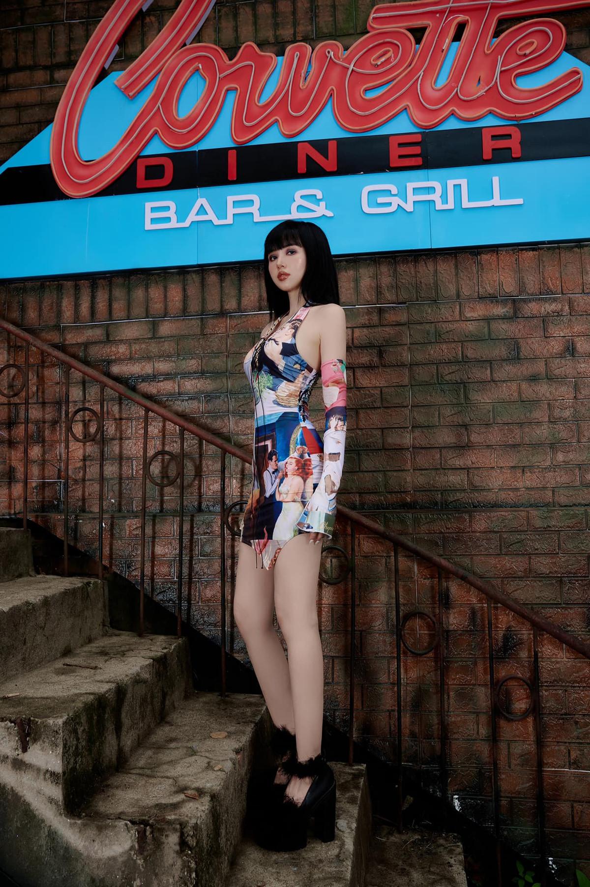 Tâm Tít ưu tiên thiết kế đồ bơi dây mảnh với màu sắc nổi bật, tôn lên lợi thế vóc dáng cùng làn da trắng mịn.