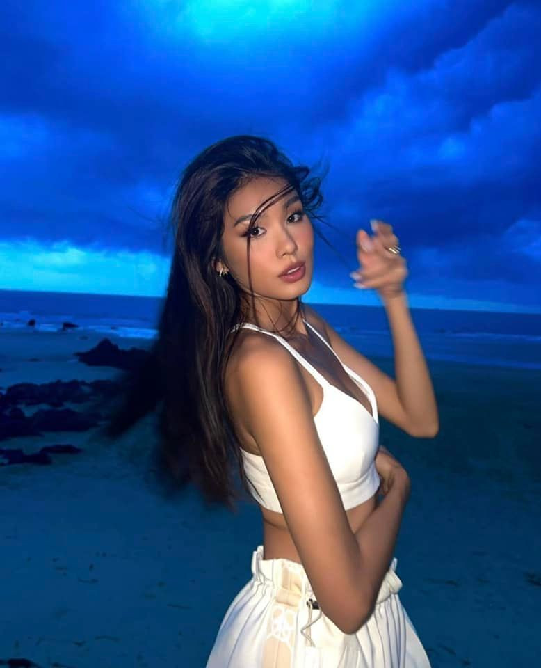 Dù đời thường hay đi sự kiện, cô gái được mệnh danh là rich kid này luôn chọn thiết kế tôn dáng triệt để. Ảnh: FBNV