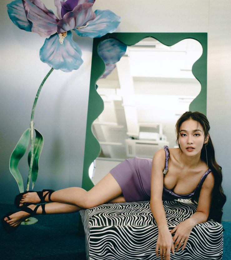 Cô được nhận xét quyến rũ vừa độ, không gây phản cảm với người nhìn.