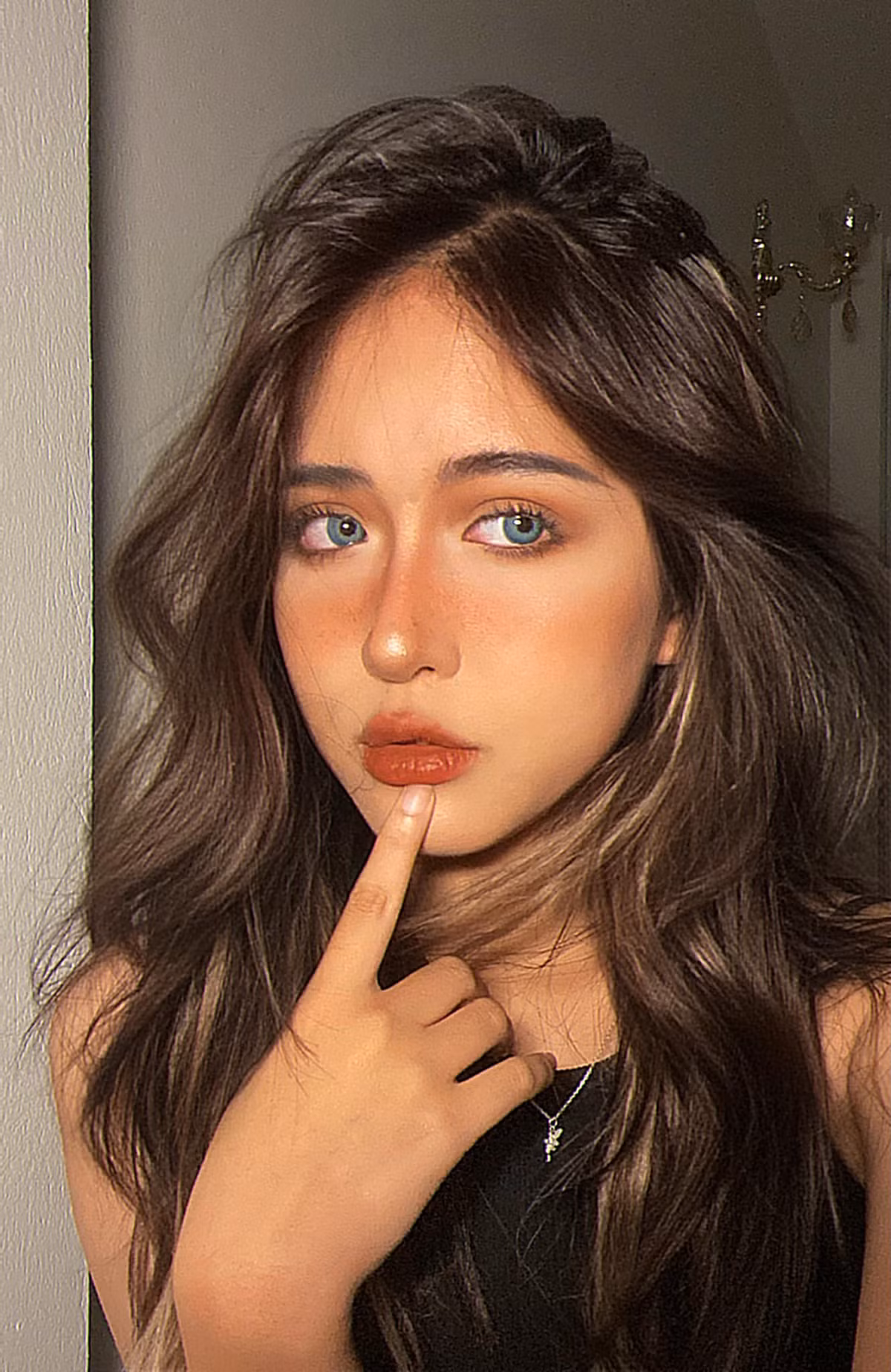 Cô bạn vừa kể trên có tên là Kim Ngân (SN 2003) đến từ trường THPT Quốc Oai (Hà Nội), cô là gương mặt từng gây sốt mạng xã hội vào năm 2019 với điệu nhảy cover siêu hit của nhóm nhạc đình đám Black Pink.