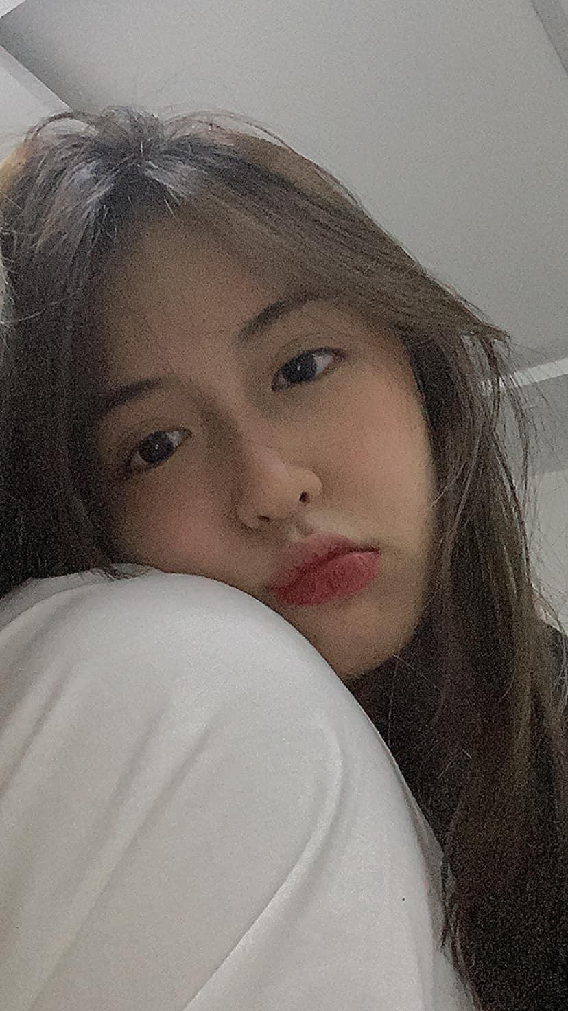 Nữ sinh Hà Nội cho biết thêm, lượng người theo dõi trên Facebook của cô tăng chóng mặt, bên cạnh đó, không ít người kết bạn, nhắn tin làm quen với cô nàng. Kim Ngân rất vui khi có thêm nhiều bạn mới.