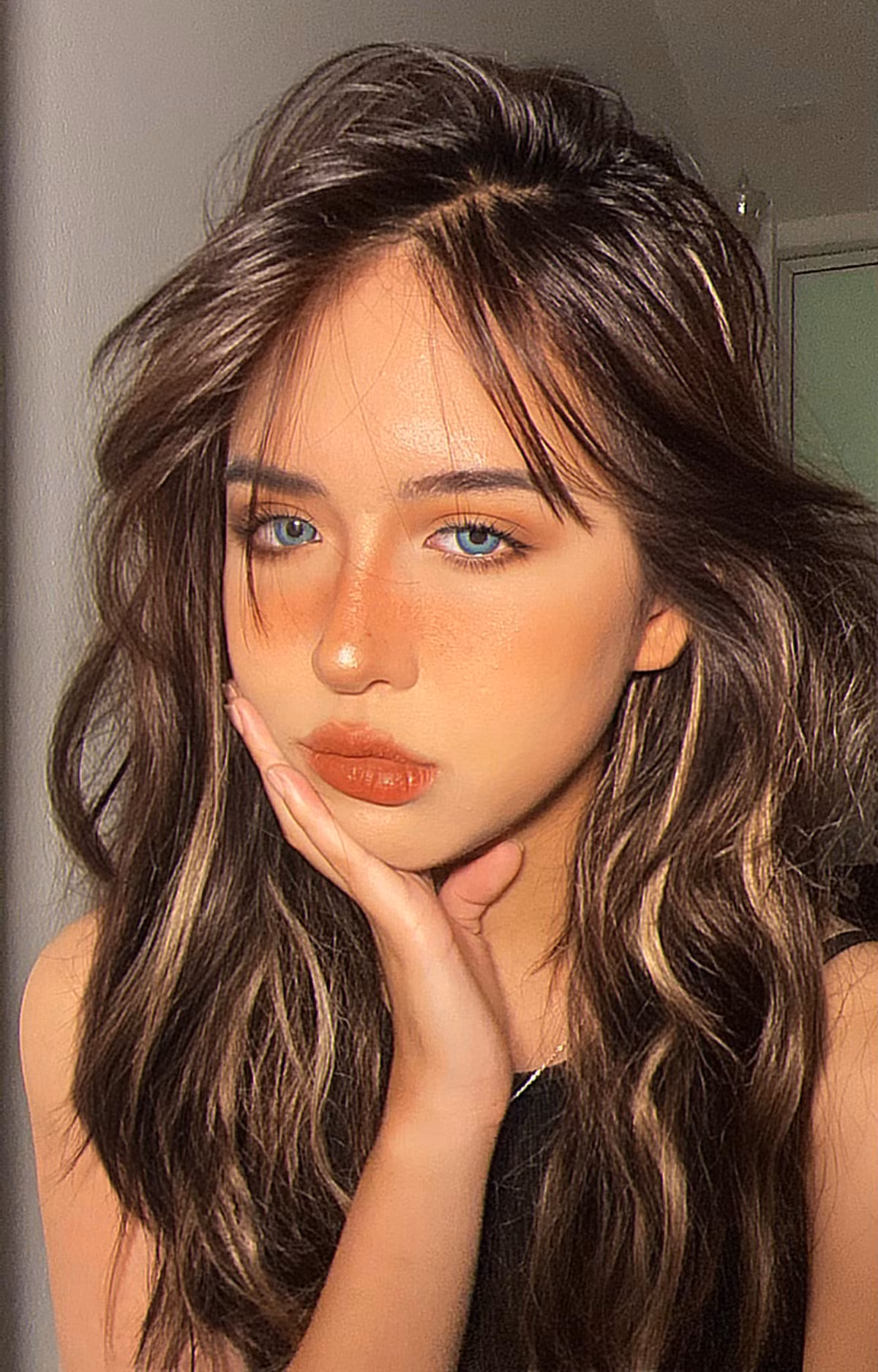 Gương mặt cân đối, đôi mắt 2 mí tròn xoe, đường nét thanh tú của nàng hot girl 2K khiến netizen dành không ngớt lời khen, các page lớn nhỏ trên Facebook share rầm rộ.