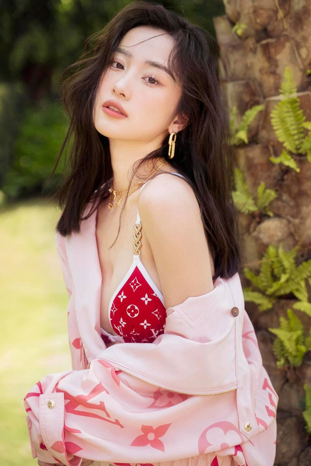 Tuy nhiên khoảng thời gian sau đó người đẹp này chuyển hướng sang gu thời trang gợi cảm hơn, quyến rũ hơn.