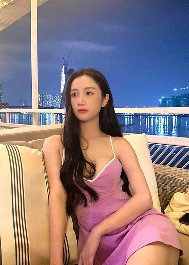 Đặc biệt, từ khi công khai nâng cấp vòng một, Jun Vũ thường xuyên chia sẻ nhiều hình ảnh khoe dáng trên trang cá nhân.