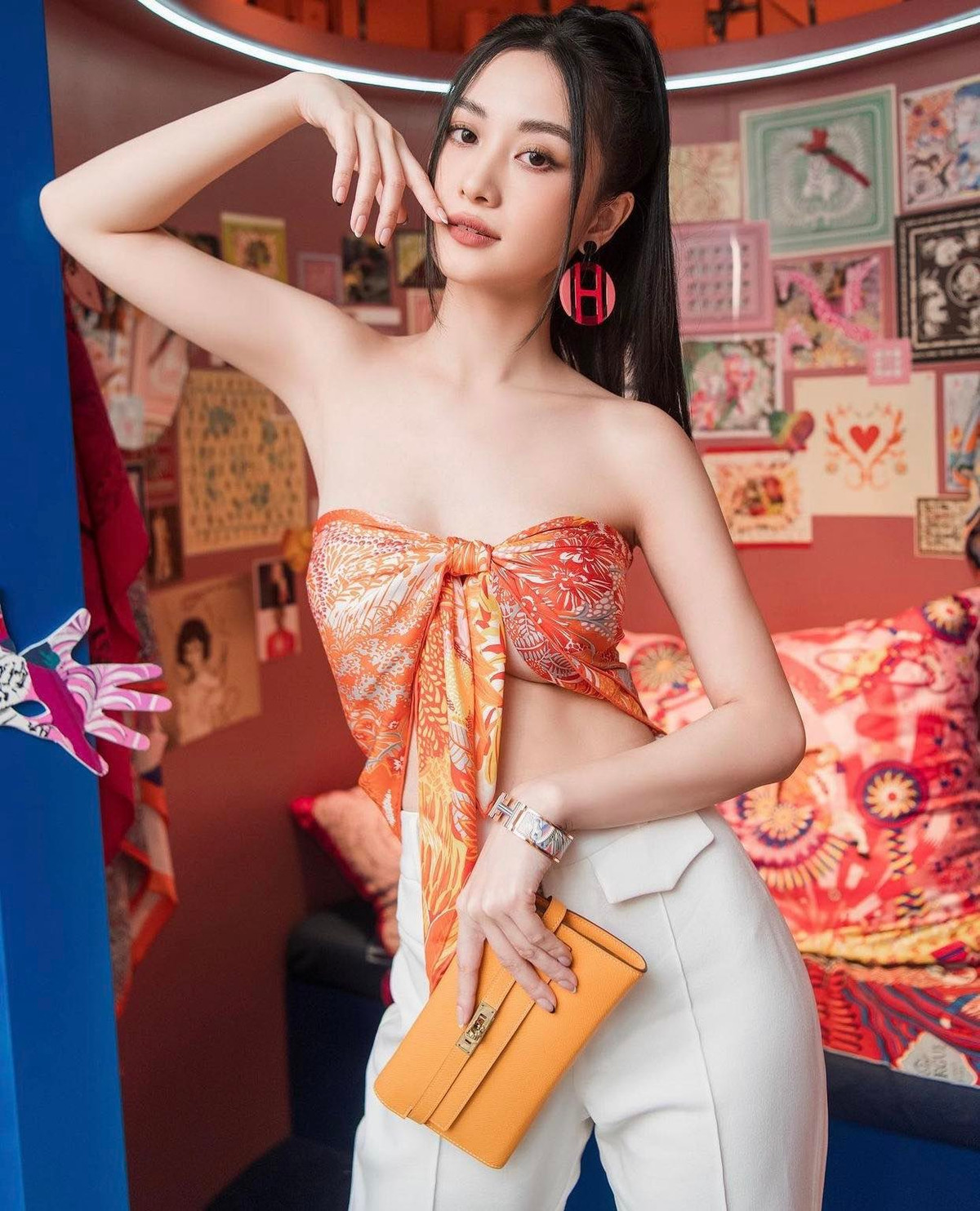 Jun Vũ (tên thật là Vũ Phương Anh) là cái tên được biết đến với hình ảnh dễ thương, ngọt ngào nên còn có biệt danh " hot girl trà sữa".